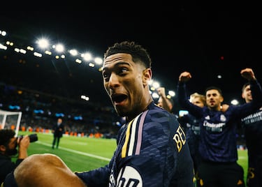 Mueca de Jude Bellingham a los aficionados presentes en el Etihad Stadium.
