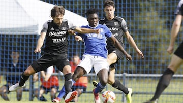 Viti, jugador del Real Oviedo B, porfía por el balón rodeado de jugadores del CD Lealtad durante el encuentro correspondiente a la Jornada 5 en el Grupo 2 de Tercera División RFEF disputado en el Campo 1 de El Requexón y que fi