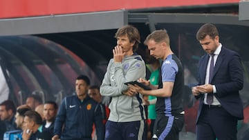 PALMA, 10/05/2025.- El técnico del Valladolid, Álvaro Rubio (i), durante el partido de la jornada 35 de LaLiga EA Sports entre el Mallorca y el Valladolid, este sábado en el Estadi Mallorca Son Moix en Palma.-EFE/ Cati Cladera