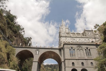 Santuario de las Lajas, Ipiales, Nariño. Fue construída a principios del siglo XX, con un estilo neogótico