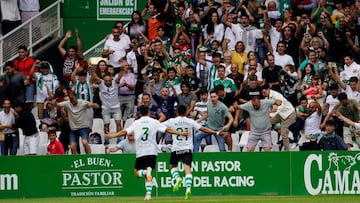 Aldasoro y Saúl celebran el segundo gol del Racing ante el Eibar.