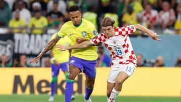 El jugador croata Borna Sosa disputa un balón con el brasileño Éder Militao en los cuartos de final del Mundial de Fútbol Qatar 2022.