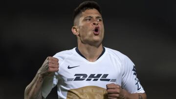 Juan Iturbe festejando un gol con Pumas.