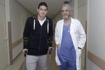 James Rodríguez junto al doctor Mariano de Prado tras ser intervenido en el hospital Quirón de Murcia.