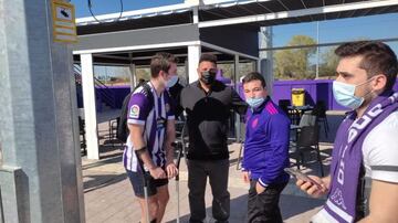 Ronaldo, en los Anexos, posando con aficionados del Real Valladolid.