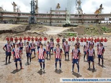 Para el Apertura 2008 con el estadio Omnilife ya en obra los jugadores se llenaron de lodo para representar que dejan todo en el campo.