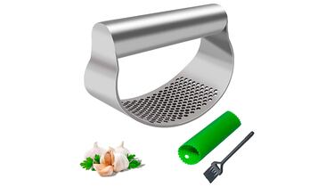 Esta prensa corta el ajo en trozos pequeños con el peso corporal