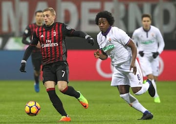 Deulofeu being challenged by Carlos Sanchez of Fiorentina.