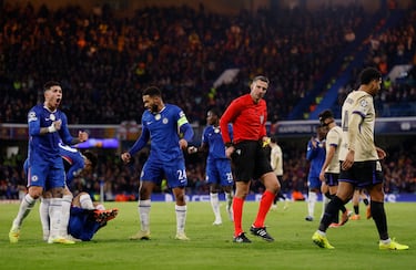 El árbitro del partido, Slavko Vincic, muestra la cartulina roja (doble amarilla) al capitán del Barcelona por una entrada a destiempo a Marc Cucurella.