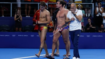 NANTERRE, 07/08/2024.- El entrenador español, David Martín (d), tras perder ante Croacia tras el partido de waterpolo de cuartos de final entre Croacia y España celebrado en el marco de los Juegos Olímpicos París 2024 en Nanterre, Francia. EFE/Juanjo Martin