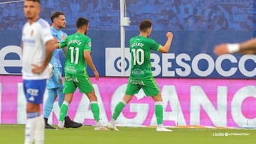 Iñigo Vicente, del Racing, contra el Real Zaragoza.