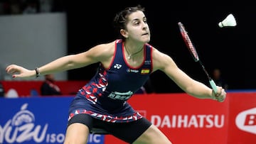 Carolina Marín devuelve el volante durante un partido.