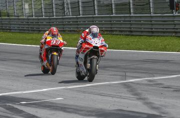 Marc Márquez y Andrea Dovizioso cruzando la línea de meta. 