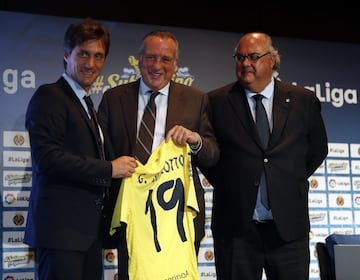 El Presidente del Villarreal Fernando Roig con Gustavo Barros Schellotto.