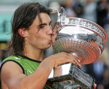 En 2005, Rafa Nadal participaba, con todavía 18 años, por primera vez en el torneo de Roland Garros. Era el Grand Slam que le quedaba por disputar. En los otros tres, su mejor resultado era una cuarta ronda. Tras ganar en Montecarlo y Roma, Rafa se presentó en París y avanzó fases con facilidad. En cuartos venció a David Ferrer, y en semifinales derrotó al mejor jugador del momento, Roger Federer. Nadal se convirtió en el segundo debutante en conquistar Roland Garros al batir a Mariano Puerta en cuatro sets con tan solo 19 años y 2 días. El resto es historia.