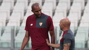 Nzonzi habla con Sampaoli en el entrenamiento en Turín previo al partido con la Juventus.