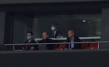 Ronald Koeman y Jordi Cruyff en la grada del Wanda Metropolitano.