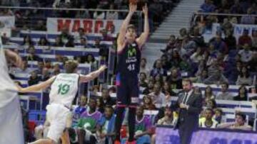Juancho Hernangómez lanza frente al Obradoiro.