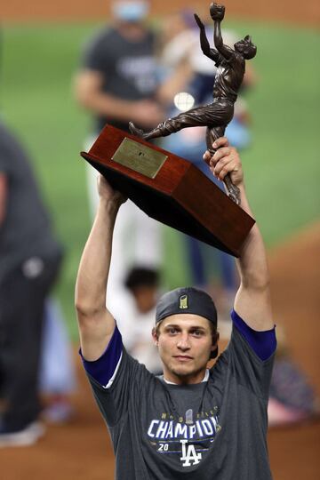 Corey Seager fue nombrado el Más Valioso de la Serie Mundial. El parador en corto también recibió la distinción en la NLCS.