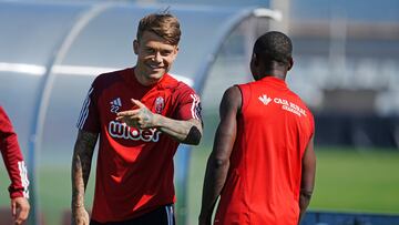 Kamil Piatkowski, sonriente durante un entrenamiento con el Granada.