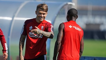 Kamil Piatkowski, sonriente durante un entrenamiento con el Granada.