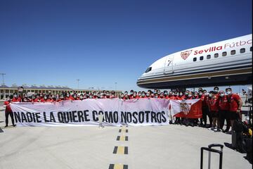 Todos los integrantes de la plantilla del club andaluz han sostenido una pancarta a su llegada a Sevilla en la que se podía leer: "Nadie la quiere como nosotros".