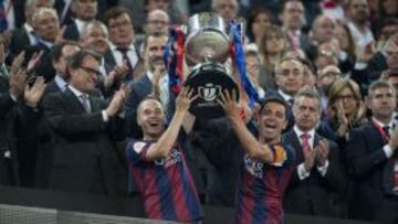 Iniesta y Xavi levantan la Copa número 27 del Barça.