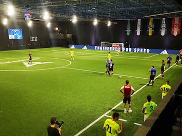 El exfutbolista de equipos como Atl¨¦tico de Madrid y FC Barcelona, actual presidente de Kunisports y co-owner de KR? esports, se visit¨® de corto para enfrentar las ¨²ltimas dos jornadas de la fase de grupos en la Kingdom Cup. Imagen: Meristation.