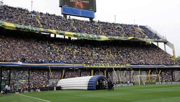 Pese a la incesante lluvia que obligó a suspender el partido ayer, el terreno de juego no mostró complicaciones y los dos equipos pudieron jugar al 100%.
