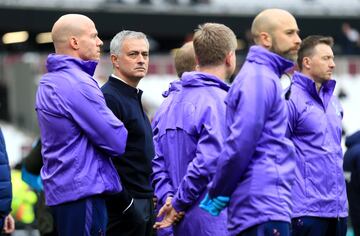 El entrenador portugués saltó a ver el terreno de juego del London Stadium y conversaba con sus ayudantes en el Tottenham Hotspur.