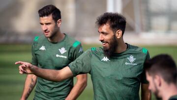 El delantero del Betis apareció en un entrenamiento del conjunto verdiblanco con las uñas pintadas en señal de protesta. Ante las quejas de seguidores en redes sociales, el ariete no dudó en exponer sus motivos: "Te lo explico yo, que no hay problema. Es una forma de concienciarme y luchar desde mi posición contra el racismo, pero creo que también me viene bien contra lo homofobia. Además tengo que admitirte que me gustan".