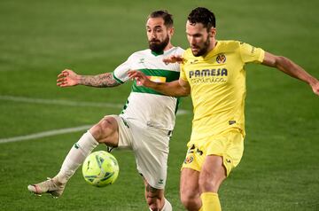 Cifu disputa un balón con Pedraza durante un Elche - Villarreal.