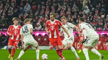 Munich (Germany), 14/12/2025.- Bayern Munich's Harry Kane (C) in action during the German Bundesliga soccer match between Bayern Munich and Mainz 05, in Munich, Germany, 14 December 2025. (Alemania) EFE/EPA/LEONHARD SIMON
