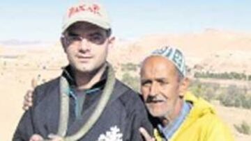 <b>HACIENDO AMIGOS. </b>Franco, la serpiente y el más viejo del lugar.