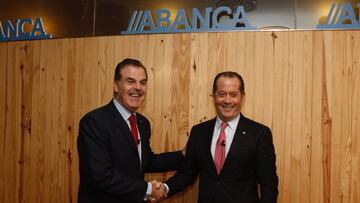 Fernando Vidal, presidente del Deportivo, dando la mano a Juan Carlos Escotet, presidente de Abanca.