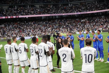 Pasillo de los jugadores del Getafe y del Real Madrid a las campeonas del mundo.