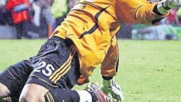 <b>EL NUEVO ÍDOLO DE ANFIELD</b>. Reina, que ya fue el jugador del Liverpool más destacado en Stamford Bridge, repitió ayer como héroe. El español, de 24 años, es el principal responsable de la solidez defensiva del Liverpool y sólo ha encajado cinco goles en la presente Champions tras diez partidos jugados.