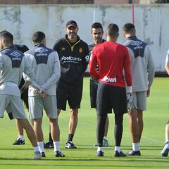 Moreno recuerda a las víctimas antes del partido en Granada