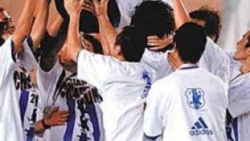 <b>DIRECCIÓN DE LUJO. </b>Zico, seleccionador japonés, manteado por sus jugadores.