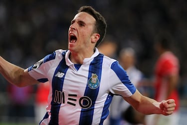 Su primera etapa fue en uno de los clubes más grandes de Portugal, el Porto, donde pudo estrenarse en la Champions League y marcar su primer hat-trick. 