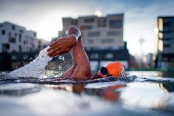 Alexandre Voyer entrena en el canal Ourq en Pantin, cerca de París. La temperatura del agua está a 5ºC