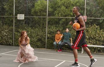 Chris Bosh aparece como él mismo en el episodio "Di que sí al vestido roto" de la temporada 2 de la serie. Bosh estaba en Nueva York para enfrentarse a los Knicks. Luke (Cameron Boyce), uno de los niños de la serie, para evitar que los Knicks perdiesen el partido, lava los calcetines de la suerte del ala-pivot, provocando que Chris perdiese sus "poderes" baloncestísticos.  