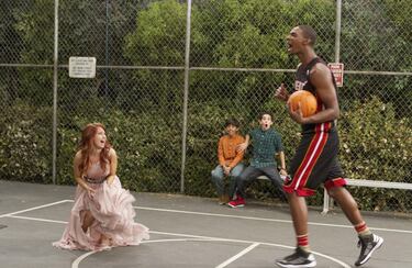 Chris Bosh aparece como él mismo en el episodio "Di que sí al vestido roto" de la temporada 2 de la serie. Bosh estaba en Nueva York para enfrentarse a los Knicks. Luke (Cameron Boyce), uno de los niños de la serie, para evitar que los Knicks perdiesen el partido, lava los calcetines de la suerte del ala-pivot, provocando que Chris perdiese sus "poderes" baloncestísticos.  