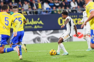 Rodrygo chuta a portería para anotar el 0-2 para el Real Madrid. 