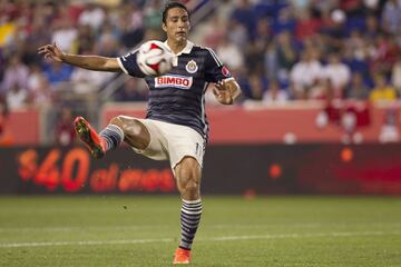 Después de ganarlo todo con Rayados de Monterrey, Aldo de Nigris se sumó a las filas del Rebaño Sagrado en el Apertura 2013. El delantero no pudo corresponder a las expectativas y fracasó con los rojiblancos.