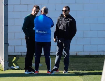 César y Anil Murthy, con el doctor Casañ.