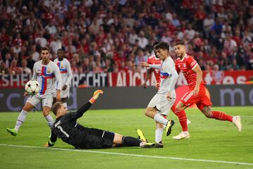 Manuel Neuer y Pedri.