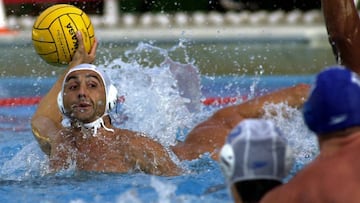 Manel Estiarte, con la Selecci&oacute;n espa&ntilde;ola de waterpolo en 2000.