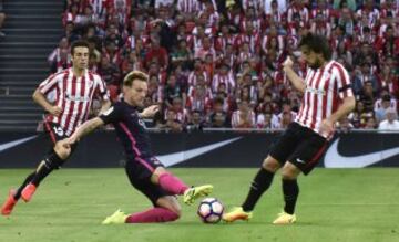 El defensa del Athletic Club de Bilbao Mikel Balenziaga disputa un balón con el centrocampista croata del FC Barcelona Ivan Rakitic
