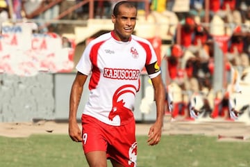 Más recordado por su paso con el Barcelona, equipo en el brilló. Rivaldo también jugó en Angola con el Kabuscorp en el 2012 y también lo hizo propio en la liga de Uzbekistán en el FK Bunyodkor.